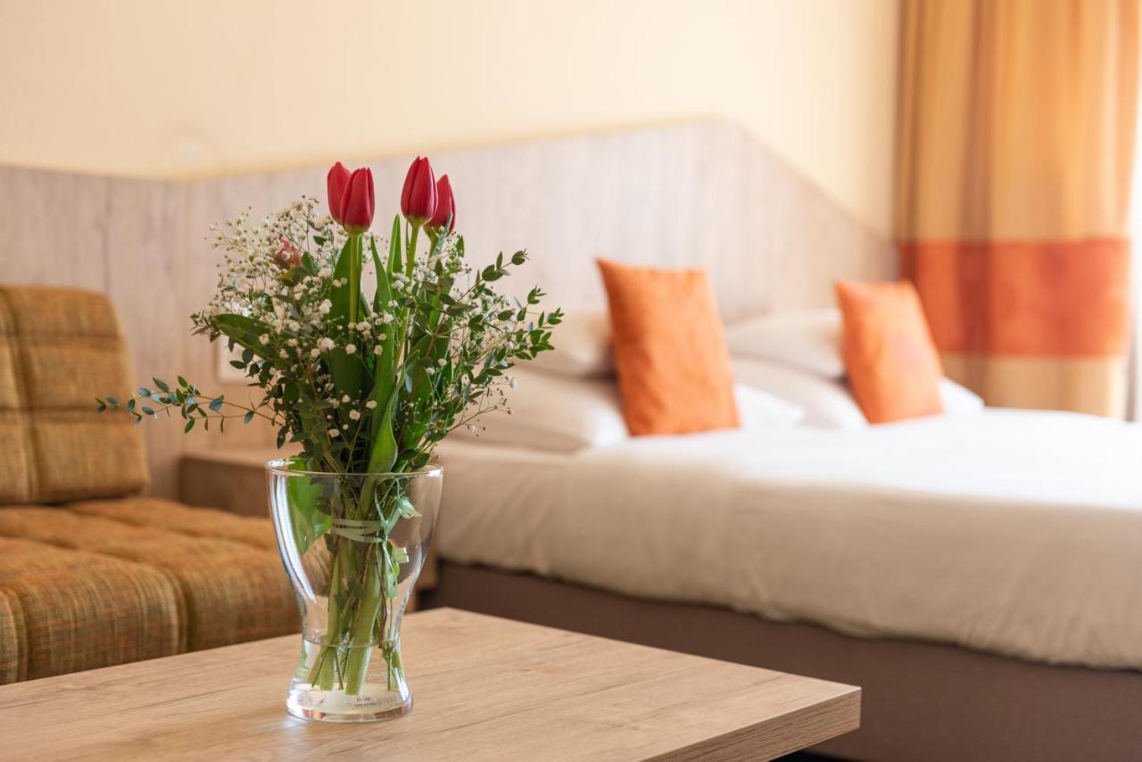 Hotel Margareta Balatonfured Bagian luar foto